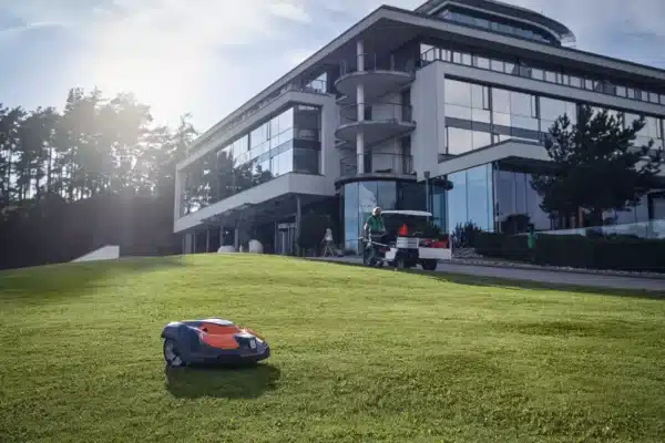 HUSQVARNA AUTOMOWER 550 EPOS wireless robot mower cutting the grass