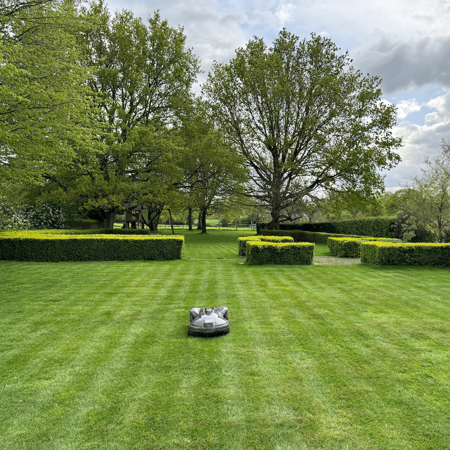 450x-nera-robot-lawnmower-stripes