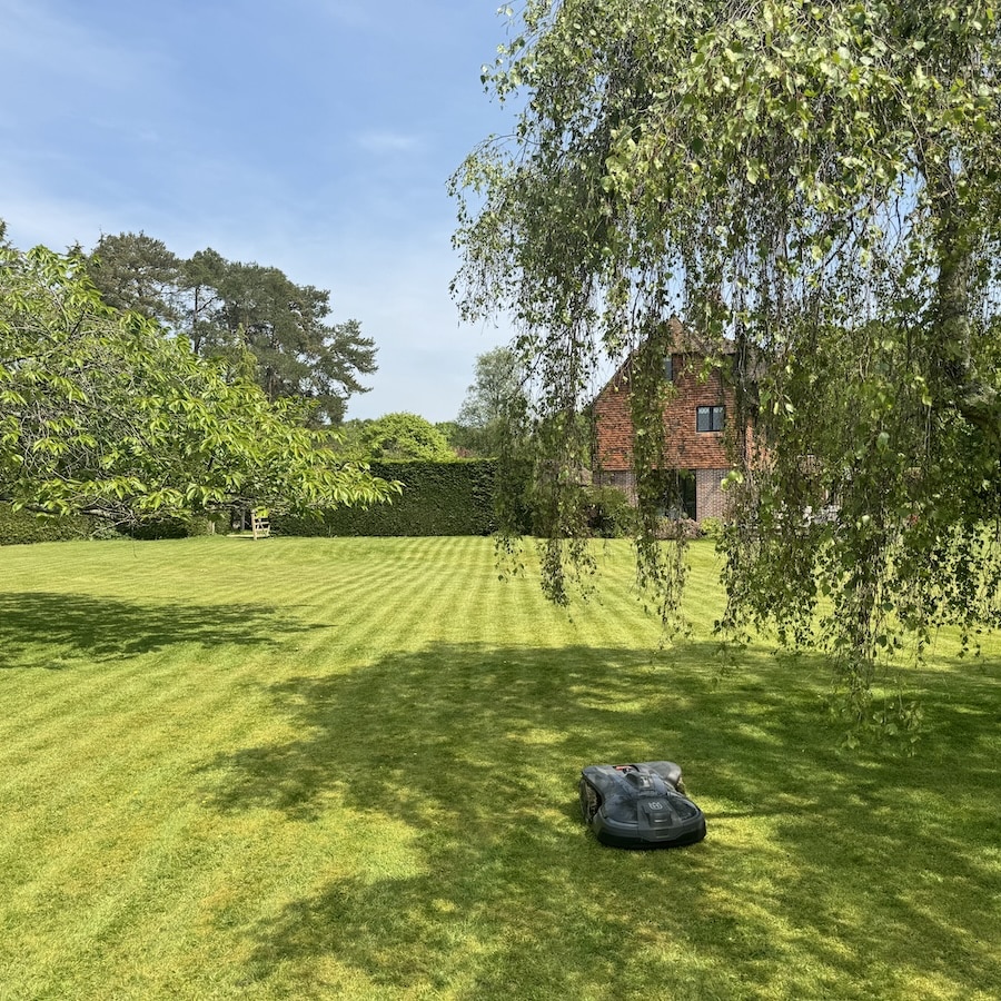 Robot mower Robotic lawn mower